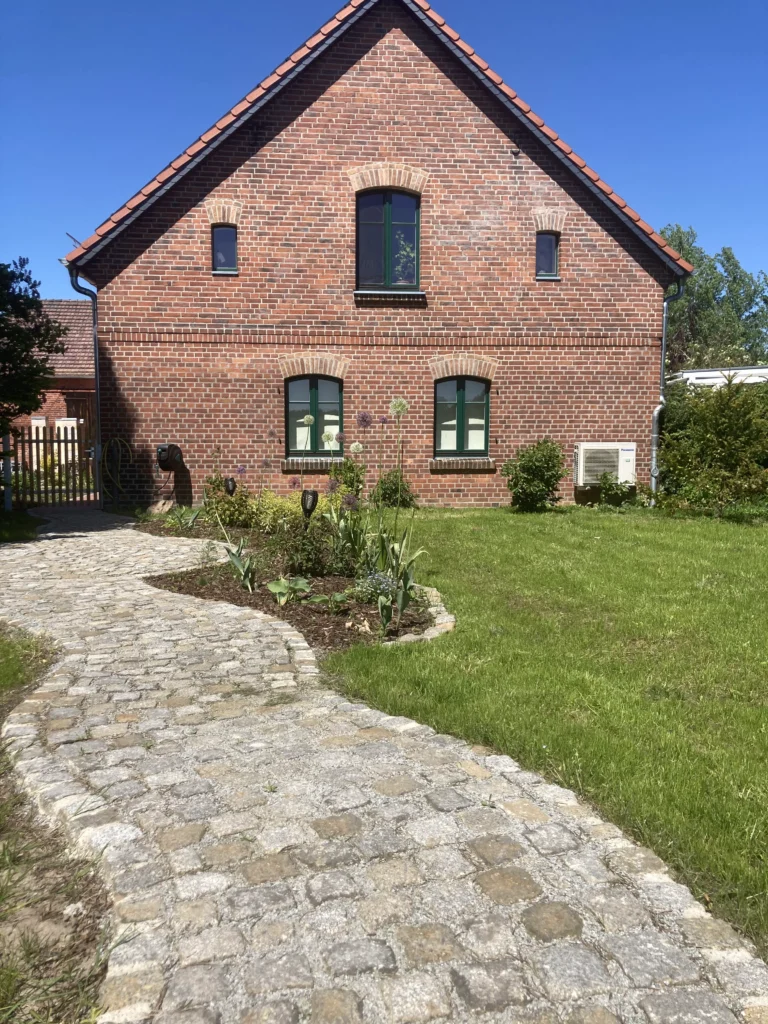 Ansicht vom Parkplatz der Ferienwohnung bei der Imkerei Grune in Größ Döbbern