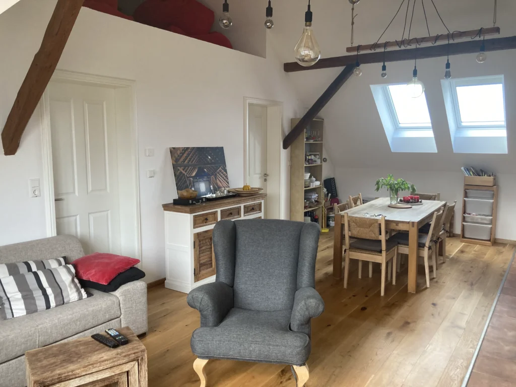 Großzügiger Wohnbereich der Ferienwohnung der Imkerei Grune in Größ Döbbern