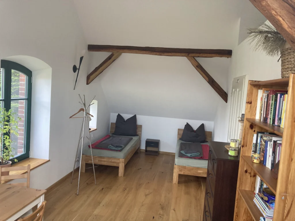 Zimmer 1 mit zwei Einzelbetten der Ferienwohnung der Imkerei Grune in Größ Döbbern
