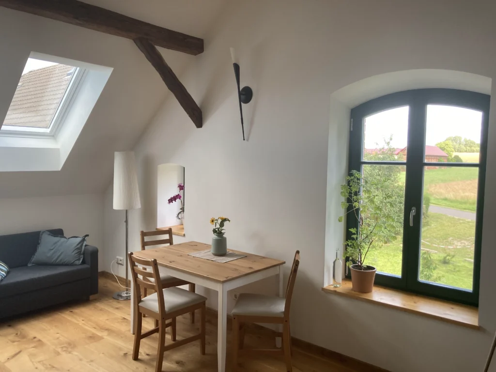 Arbeitsbereich im Zimmer 1 der Ferienwohnung der Imkerei Grune in Größ Döbbern