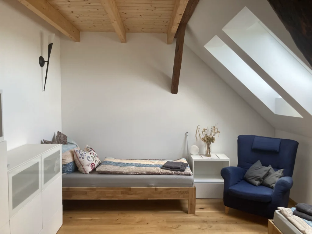 Zimmer mit zwei Einzelbetten der Ferienwohnung der Imkerei Grune in Größ Döbbern