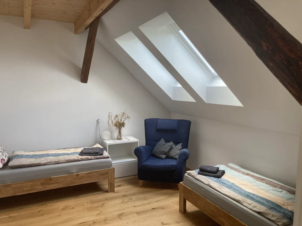 Zimmer 2 mit zwei Einzelbetten der Ferienwohnung der Imkerei Grune in Größ Döbbern
