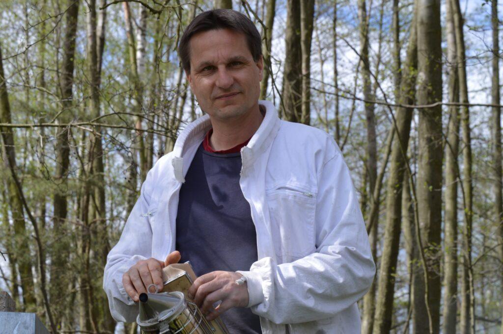 Imker Christian Grune am Bienenstand