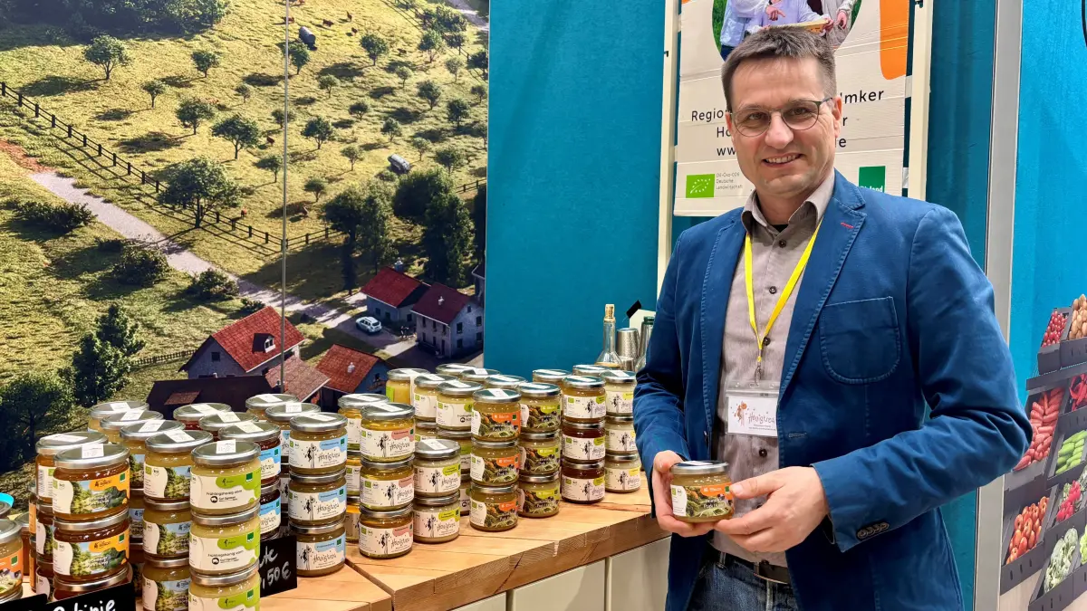 Christian Grune präsentiert den Branitzer Park Honig auf der Grünen Woch